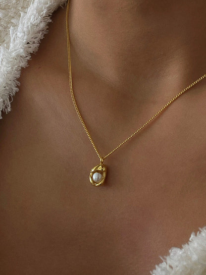 Minimalist Baroque Pearl Pendant Necklace